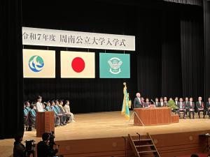周南公立大学で祝辞を読む柳居議長