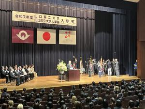 山口県立大学で祝辞を読む柳居議長