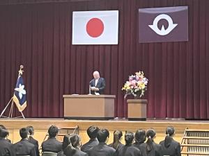 山口県立周防大島高等学校令和7年度入学式で祝辞を読む柳居議長