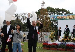参加者と一緒に風船を飛ばす二井知事