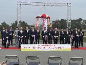山口きらら博記念公園フラワーガーデンオープニングセレモニーでテープカットを行う柳居議長