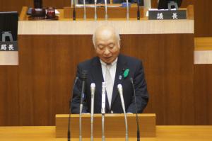 山口県議会5月臨時会において就任あいさつをする柳居議長