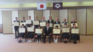 記念撮影する村岡知事の写真