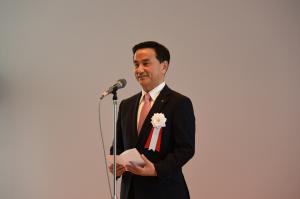 あいさつする村岡知事の写真　