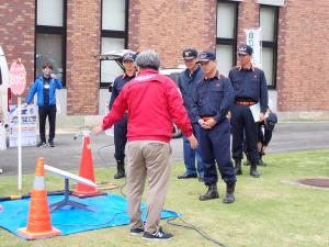 衛星回線の説明を受ける村岡知事の写真