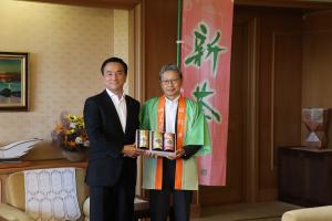 新茶の贈呈を受ける村岡知事