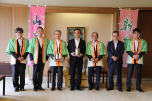 記念撮影する村岡知事