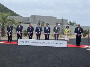 グランリトリート瀬戸内岩屋オープニングセレモニーでテープカットを行う柳居議長