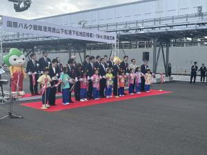 国際バルク戦略港湾徳山下松港桟橋完成式典でテープカットを行う柳居議長
