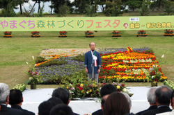 開会式であいさつをする二井知事