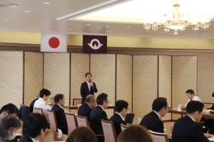 あいさつする村岡知事の写真