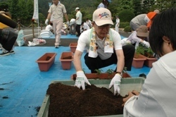 苗を植える作業を行う二井知事