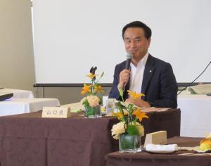 発言する村岡知事の写真