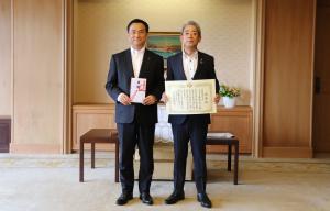 記念撮影する村岡知事の写真
