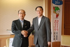 二井知事と一緒に記念撮影の画像1