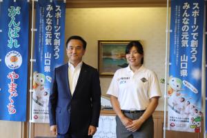 記念撮影する村岡知事の写真