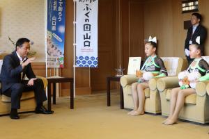 懇談する村岡知事の写真