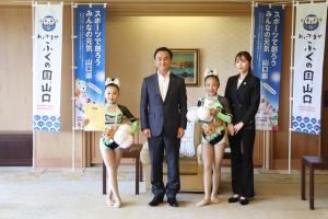 記念撮影する村岡知事の写真
