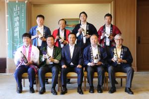 記念撮影する村岡知事の写真