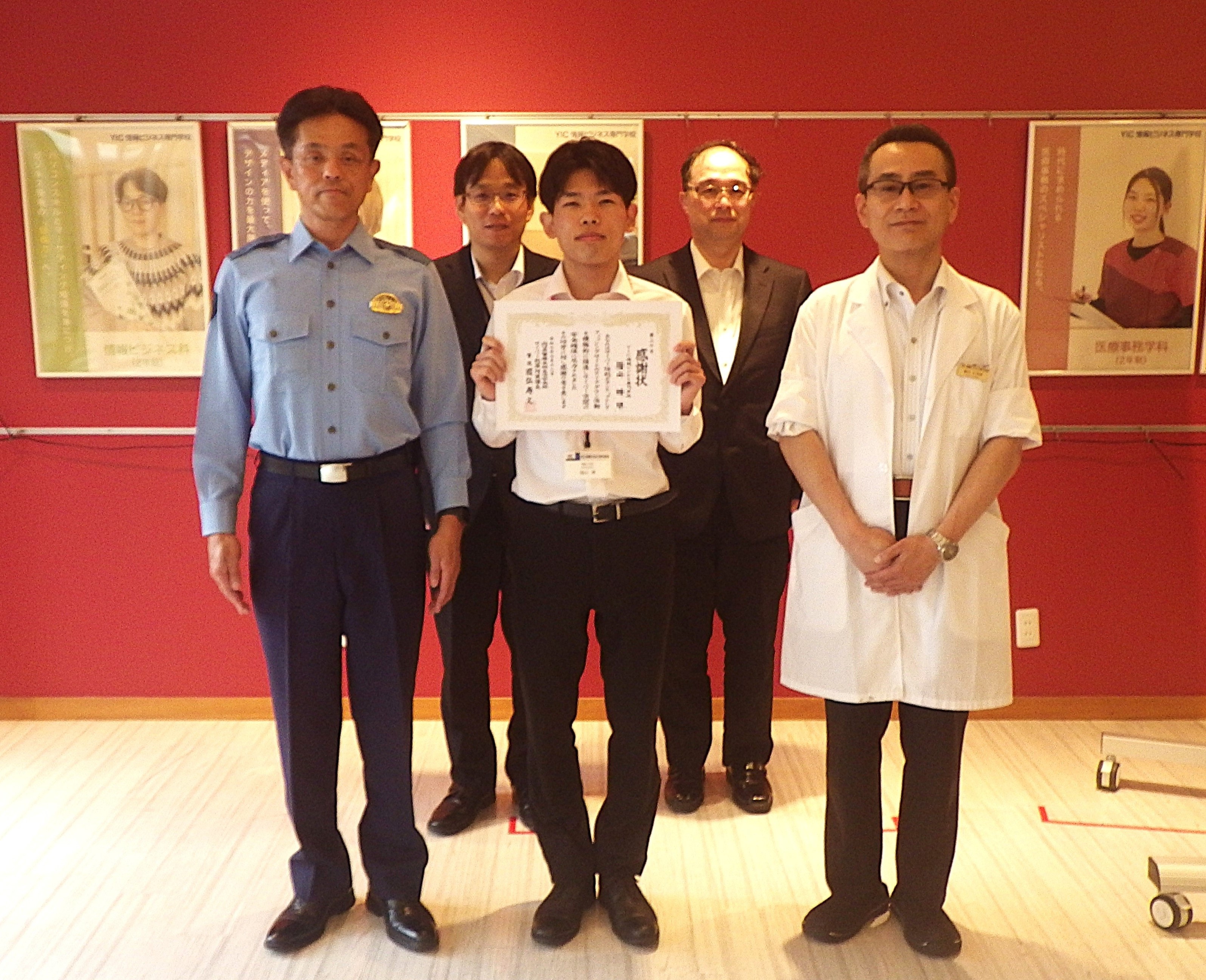 YIC情報ビジネス専門学校における感謝状贈呈式写真