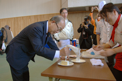 二井知事も洋菓子作りに挑戦！