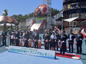 山口きらら博記念公園大型複合遊具広場オープニングセレモニーでテープカットをする柳居議長