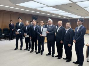 政府要望を行う柳居議長