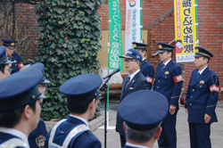 警察官らを激励する二井知事