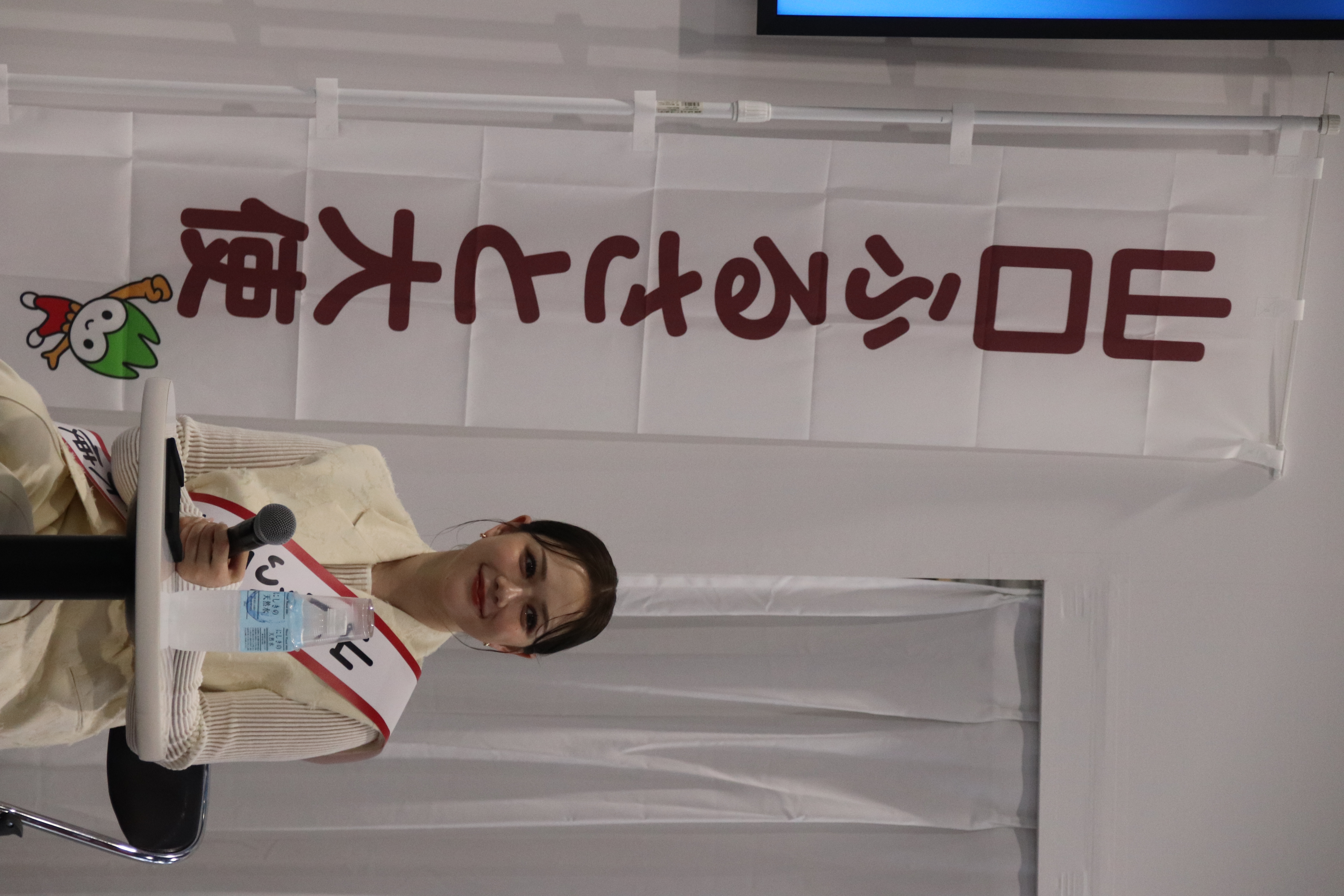 ステージイベントに出演する村重杏奈さん