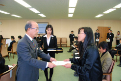 出演者に委嘱状を渡す二井知事