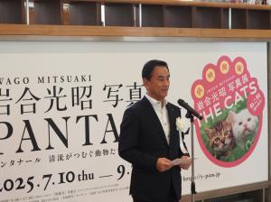 あいさつする村岡知事