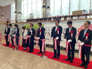 テープカットする村岡知事