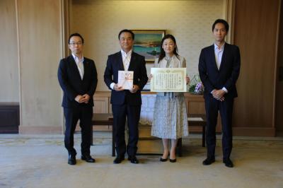 記念撮影する村岡知事の写真
