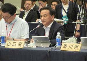 会議に出席する村岡知事の写真