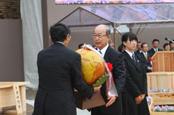 和歌山県知事から植樹祭シンボルの引継ぎを受ける二井知事