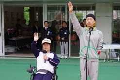 選手宣誓をする泉清美選手(左)と木村祐樹選手