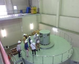 新阿武川発電所発電機室見学