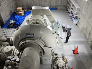 平瀬発電所発電機室見学