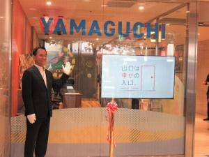 記念撮影する村岡知事の写真