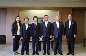 記念撮影する村岡知事の写真