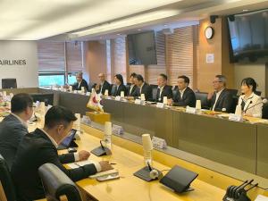 航空会社に対してセールスを行う村岡知事の写真