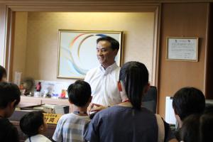 こどもたちを知事室に迎えた村岡知事の写真