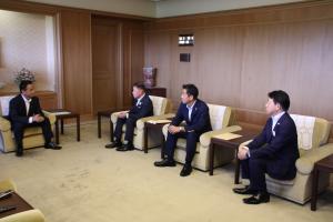 協議を行う村岡知事の写真