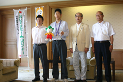 二井知事と吉村選手、学校関係者による記念撮影