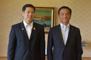 記念撮影をする村岡知事の写真