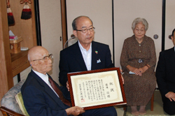 藤井さんに二井知事から「祝状」を贈呈