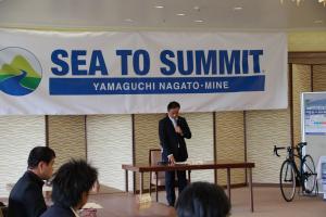 あいさつする村岡知事の写真