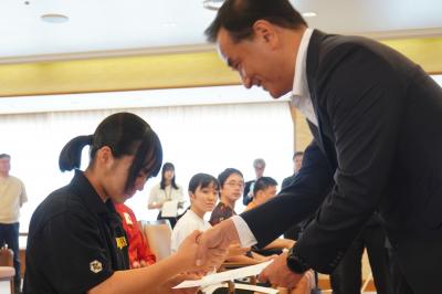 ​＜認定証授与＞​ 上田千陽選手（車いすバスケットボール）