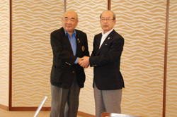 奥島理事長と握手をする二井知事
