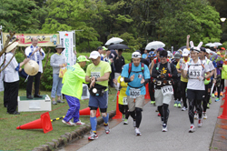 選手を見送る二井知事